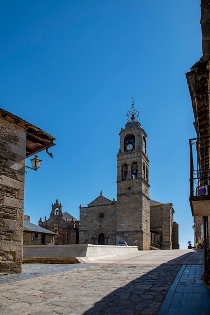 Chiesa di Santa Maria del Azogue nella piazza del sindaco del borgo medievale di Puebla de Sanabria Zamora Castilla y Leon Spagna