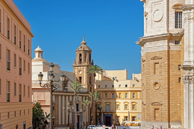 Chiesa di Santiago nel centro storico di Cadice, Andalusia, Spagna.