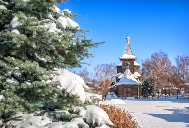 Chiesa di Sergievskaya e abete rosso soffice nel monastero della Trinità a Murom in una giornata di sole nevoso invernale