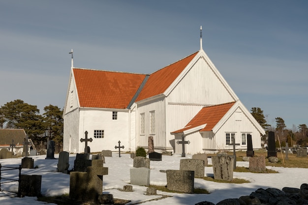 Chiesa di Tromoy a Hove, Tromoy ad Arendal, Norvegia. Chiesa bianca, cielo blu, giornata di sole.