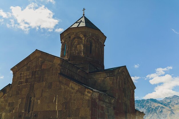 Chiesa di Tsminda Sameba vicino al villaggio di Kazbegi Stepancminda Georgia Caucaso