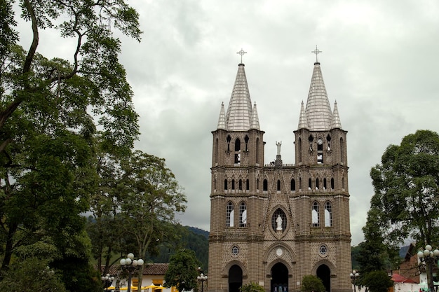 Chiesa di una città in Colombia con case colorate