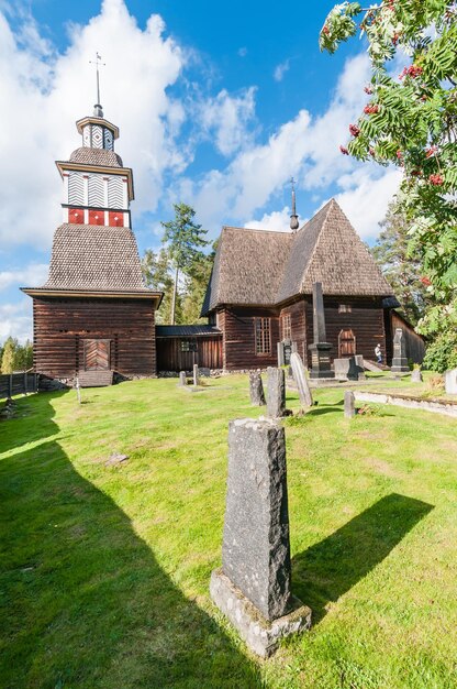 Chiesa e cimitero contro il cielo