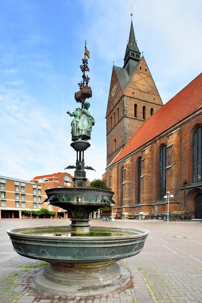 Chiesa e fontana del mercato ad Hannover Germania