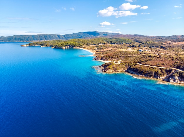 Chiesa e mare con spiaggia e montagne a Nea Roda, Halkidiki, Grecia