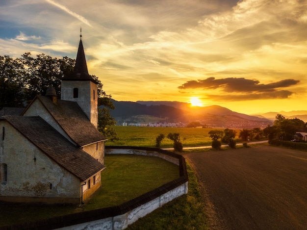 Chiesa gotica al tramonto in Slovacchia