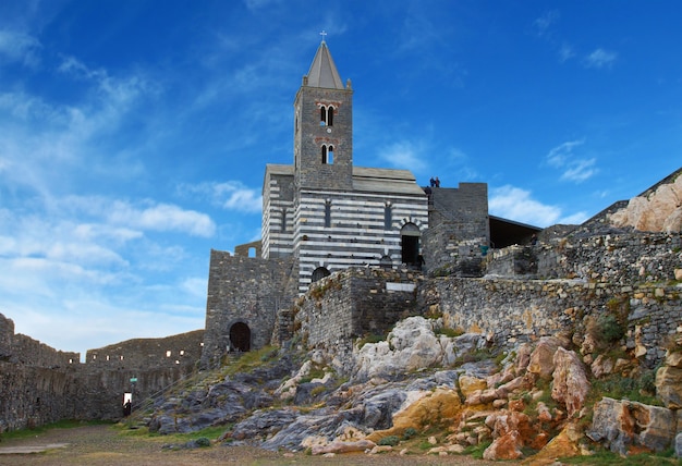 Chiesa gotica di San Pietro su un'alta roccia a Porto Venere, Italia