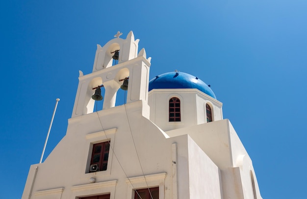 Chiesa greco-ortodossa tradizionale con campanile nel villaggio di Oia a Santorini