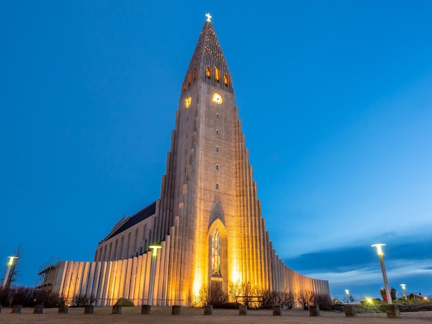 Chiesa Hallgrimskirkja la chiesa più famosa in Islanda sotto il cielo blu crepuscolare a Reykjavik capitale dell'Islanda