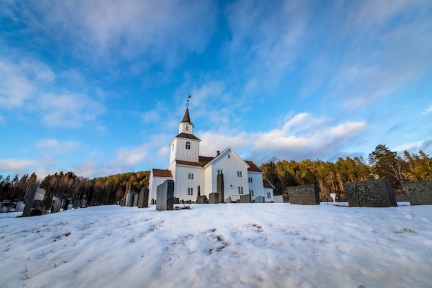 Chiesa in inverno con neve e cielo blu in Iveland Norvegia