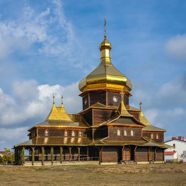 Chiesa in legno di San Sergio di Radonezh nel resort Sergeevka, regione di Odessa, Ucraina, in una soleggiata giornata autunnale