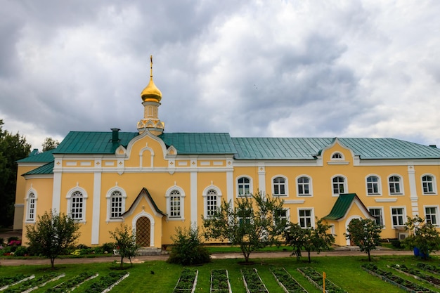 Chiesa in onore dell'Icona della Beata Vergine Maria Guaritrice nella Santissima TrinitàSan Serafino Convento di Diveyevo a Diveyevo Russia