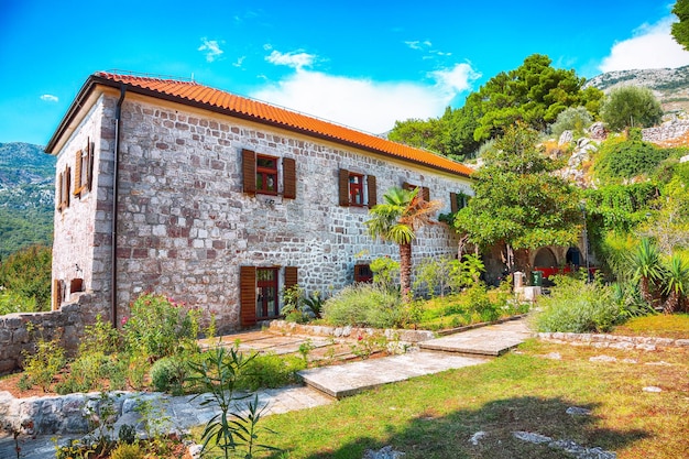 Chiesa in pietra con campanile al monastero di Gradiste vicino a Buljarica Montenegro