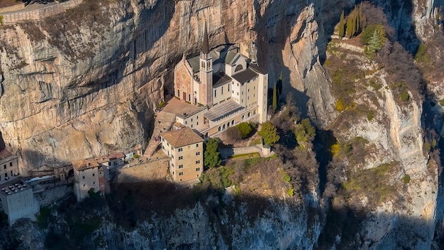 Chiesa medievale Santuario Basilica Madonna della Corona sulle scogliere Verona Italia