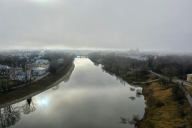 chiesa nebbia vista dall'alto, drone in vologda, paesaggio religione europa