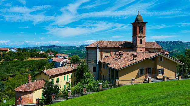 Chiesa nel comune di Grinzane Cavour, Piemonte, Italia.