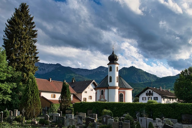 chiesa nel villaggio di montagna