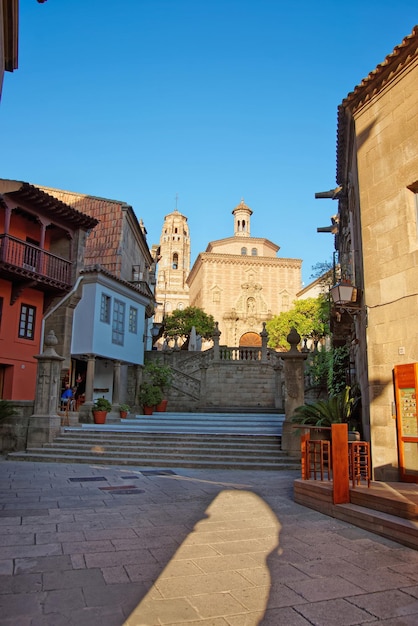 Chiesa nel villaggio spagnolo sul Montjuic a Barcellona, Spagna. È un museo architettonico ed è anche chiamato Poble Espanyol, o città spagnola.