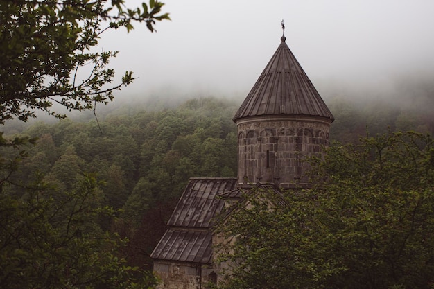 Chiesa nella foresta durante la nebbia