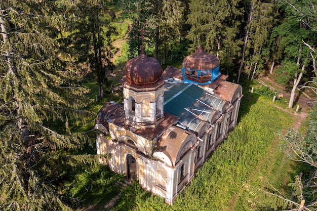 Chiesa ortodossa abbandonata nella foresta Galgauska, Lettonia, vista aerea della storia scomparsa