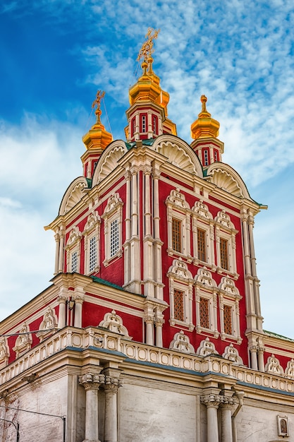 Chiesa ortodossa all'interno del convento di Novodevichy, punto di riferimento iconico a Mosca, Russia