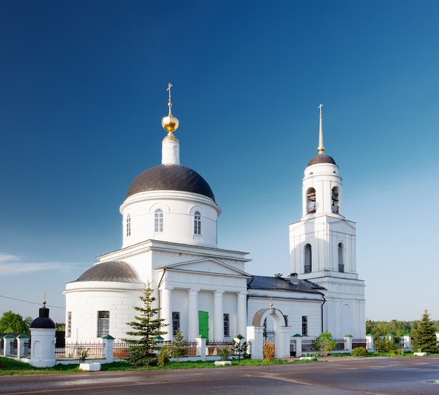 Chiesa ortodossa bianca nel villaggio di Radonezh, Russia