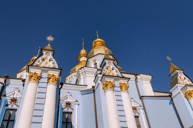 Chiesa ortodossa con cupole contro il cielo