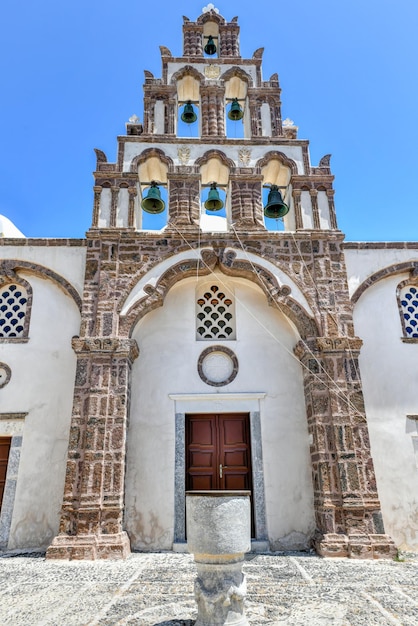 Chiesa ortodossa con la sua facciata a campanile a più livelli a Emporio Santorini, in Grecia