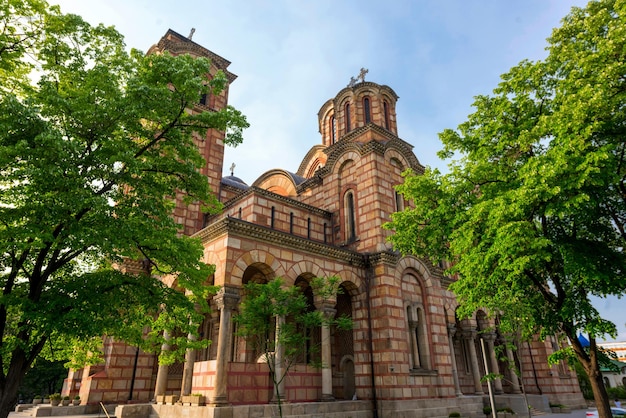 Chiesa ortodossa contro il cielo blu nella città di Belgrado. Serbia