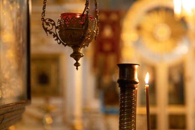 Chiesa ortodossa cristianesimo festosa decorazione interna con candele accese e icona in tradiz...