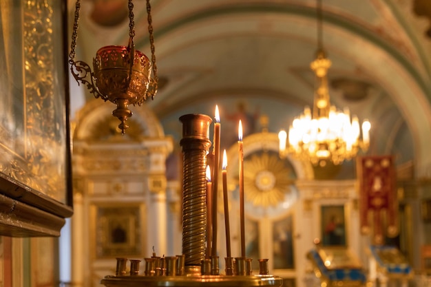 Chiesa ortodossa cristianesimo festosa decorazione interna con candele accese e icona in tradiz...