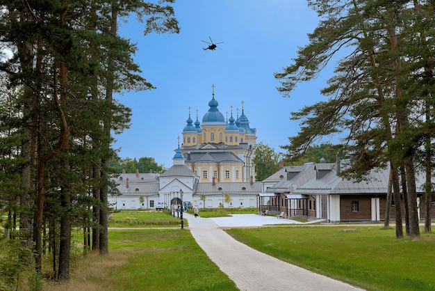 Chiesa ortodossa del monastero di Konevets vista dalla strada forestale