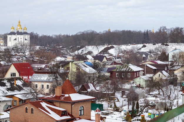 Chiesa ortodossa di Santa Caterina nella città ucraina di Chernihiv e una vista della città in inverno con la neve Vecchio bellissimo tempio della città