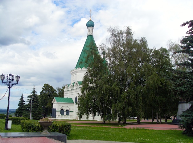 Chiesa ortodossa in un parco estivo