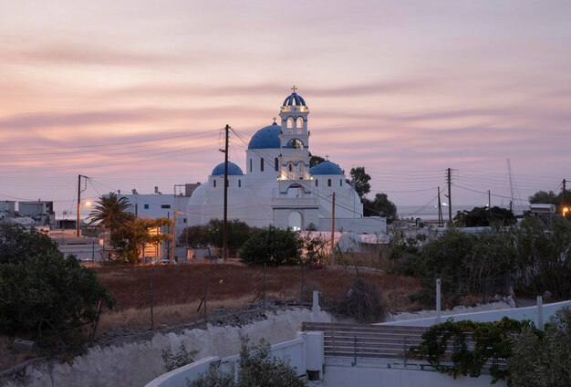 chiesa ortodossa nella città di perissa santorini grecia