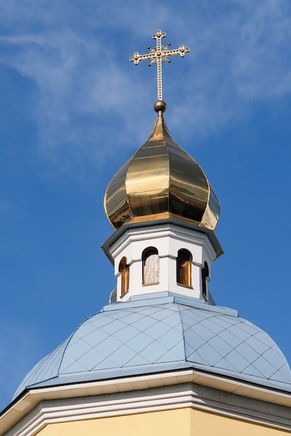 Chiesa ortodossa ucraina di Kiev sullo sfondo di un cielo estivo senza nuvole blu