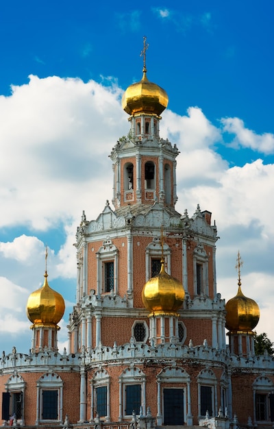 Chiesa ortodossa verticale sullo sfondo di Mosca hd