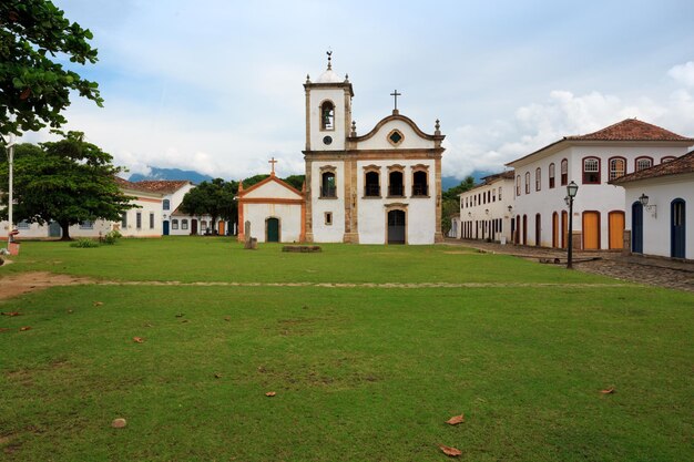 Chiesa per le strade della famosa città storica Paraty, Brazil