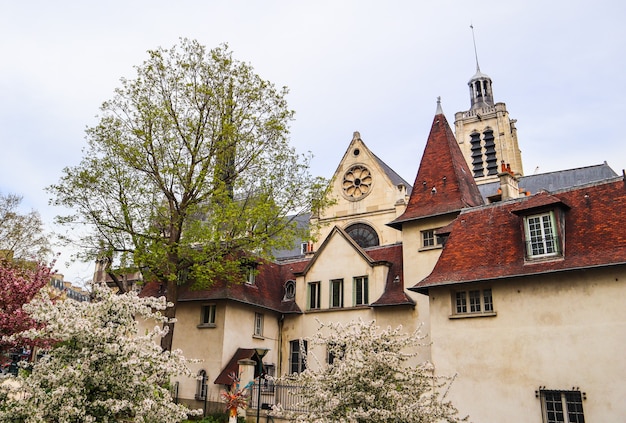 Chiesa quadrata di saintlaurent a parigi francia con alberi in fiore in primavera