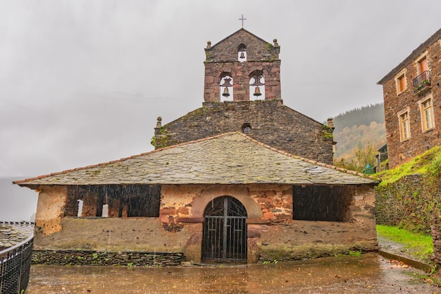 Chiesa romanica di san emiliano nel borgo rurale di san emiliano