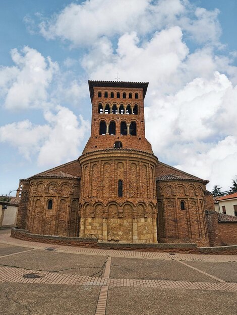 Chiesa romanica di San Tirso con torre mudéjar nella provincia di Sahagun di Leon