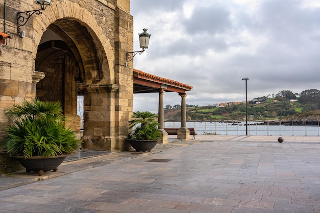 Chiesa romanica in pietra sul Mar Cantabrico nella località turistica di Luanco Asturias