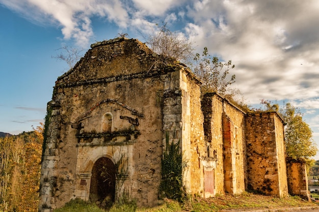 Chiesa romanica in rovina di san cipriano de infiesto