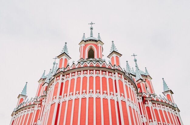 Chiesa rossa con strisce bianche in stile gotico.