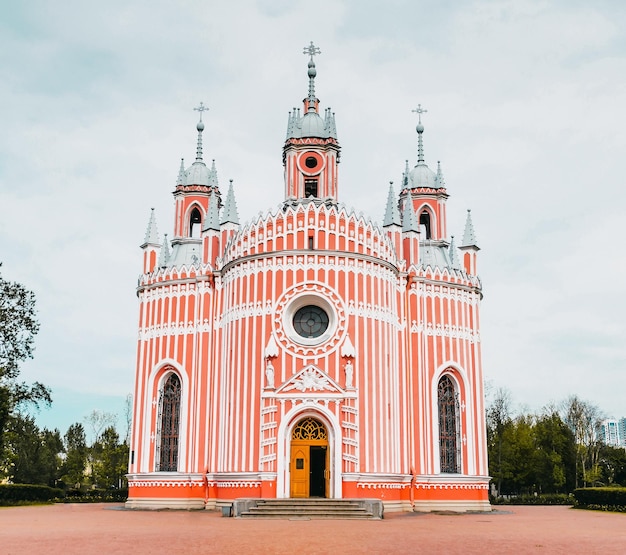 Chiesa rossa con strisce bianche in stile gotico