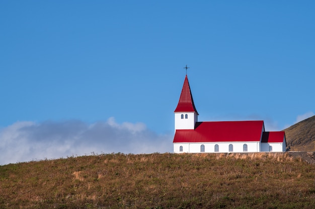 Chiesa rossa sul montain con cielo blu in Islanda