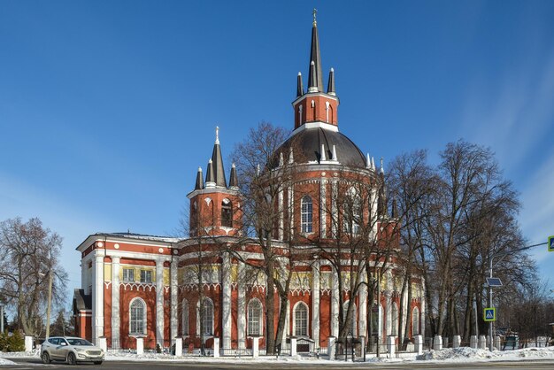 Chiesa rurale d'inverno in periferia