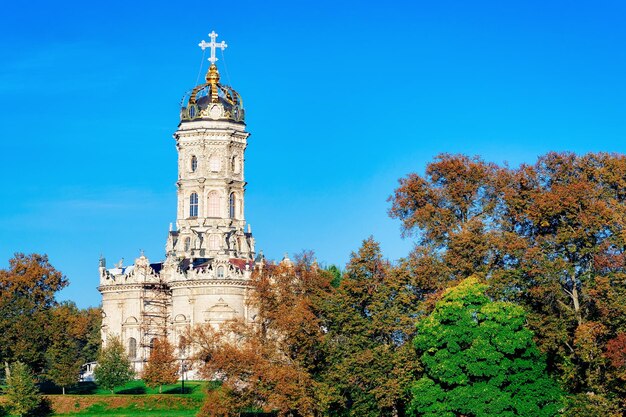 Chiesa russa a Dubrovitsy vicino a Mosca nella città di Podolsk, Russia. Paesaggio e chiesa