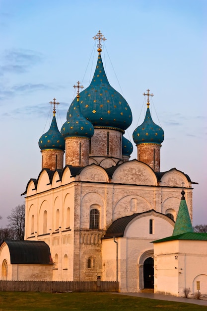 Chiesa russa classica nella città storica. maggio 2009