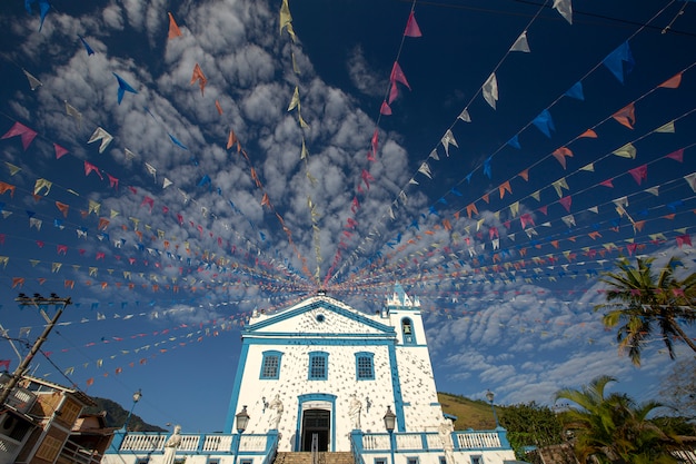 Chiesa storica adornata con bandiere colorate